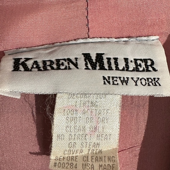 Does have a couple of small stains, needs to be cleaned - Picture 8 of 16